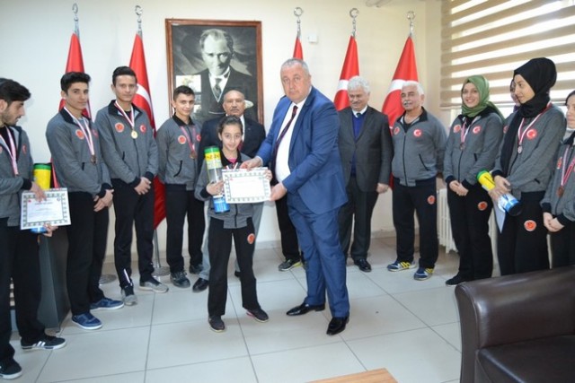 Kaymakam Karabulut Kick Bokscuları kutladı