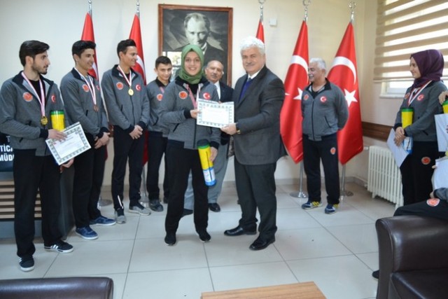 Kaymakam Karabulut Kick Bokscuları kutladı