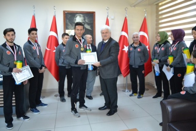 Kaymakam Karabulut Kick Bokscuları kutladı