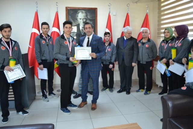 Kaymakam Karabulut Kick Bokscuları kutladı