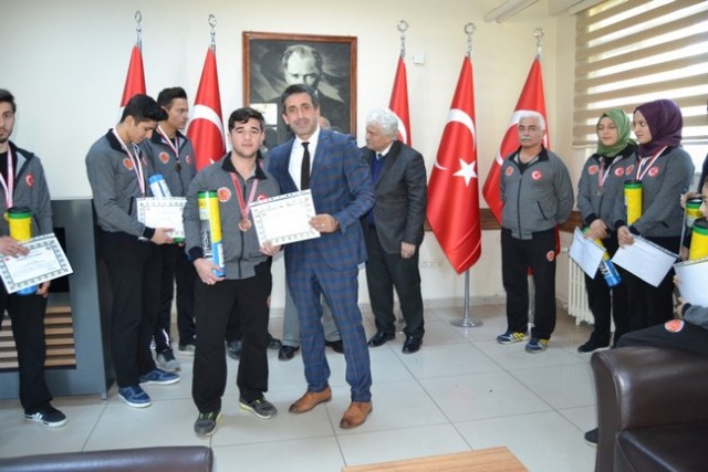 Kaymakam Karabulut Kick Bokscuları kutladı