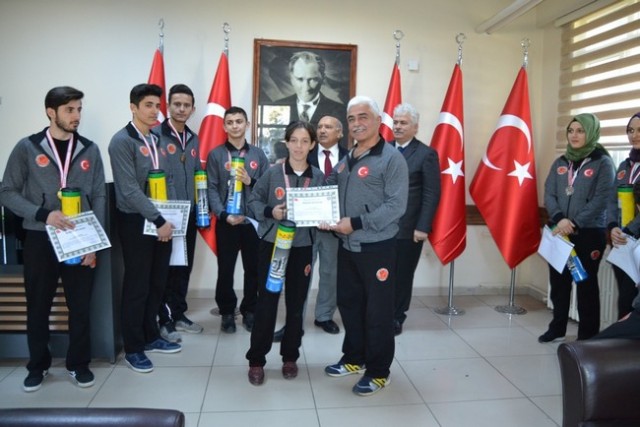 Kaymakam Karabulut Kick Bokscuları kutladı