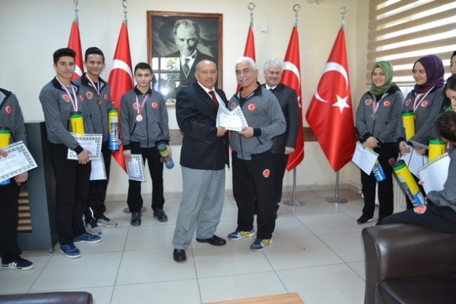 Kaymakam Karabulut Kick Bokscuları kutladı