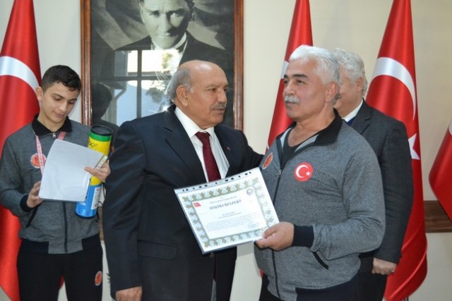 Kaymakam Karabulut Kick Bokscuları kutladı