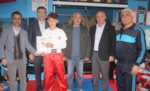 51 Kick-Bokscu terfi etti