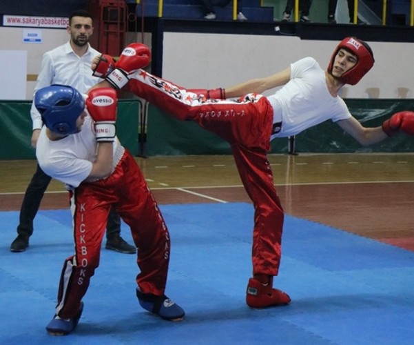 Gençler Kickboksta Ringe Çıktı