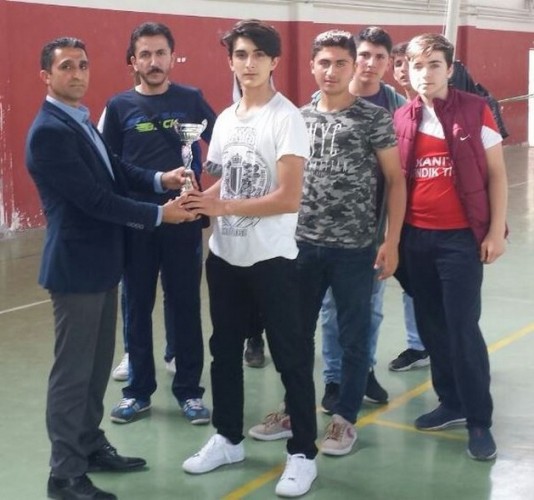 Kocaali'de futsal ve voleybol şampiyonları kupalarını aldı