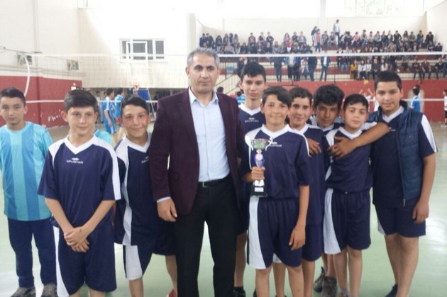 Kocaali'de futsal ve voleybol şampiyonları kupalarını aldı