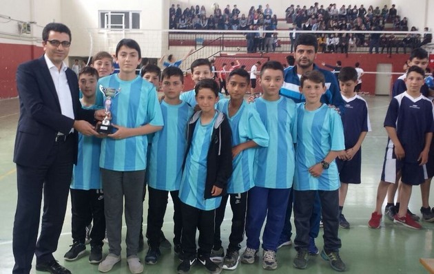 Kocaali'de futsal ve voleybol şampiyonları kupalarını aldı
