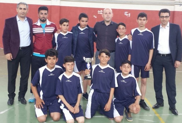 Kocaali'de futsal ve voleybol şampiyonları kupalarını aldı