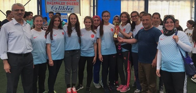 Pamukova'da futsal ve voleybol şampiyonları belli oldu