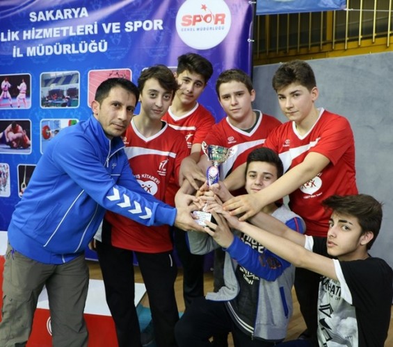 Masa tenisinde kupa Sevinci
