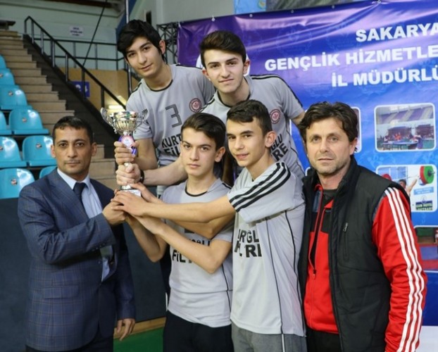 Masa tenisinde kupa Sevinci