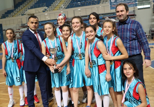 Yıldız Kızlarda Şampiyon Söğütlü Akarca