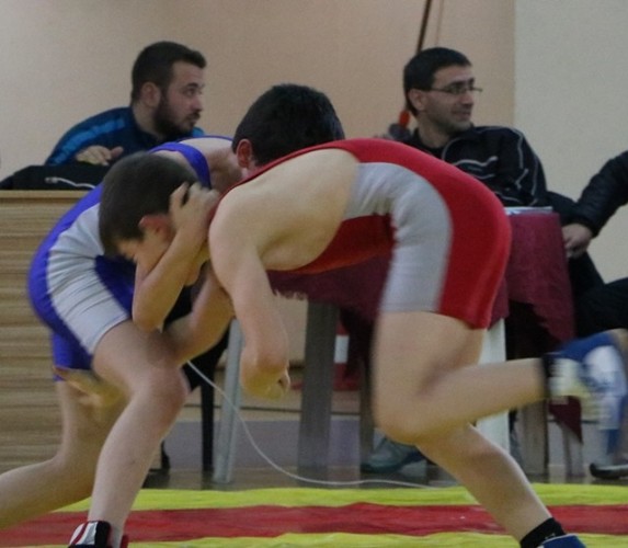 Küçükler Güreş Turnuvası sonaerdi