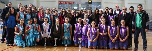 Yıldız Kızlarda Şampiyon Söğütlü Akarca