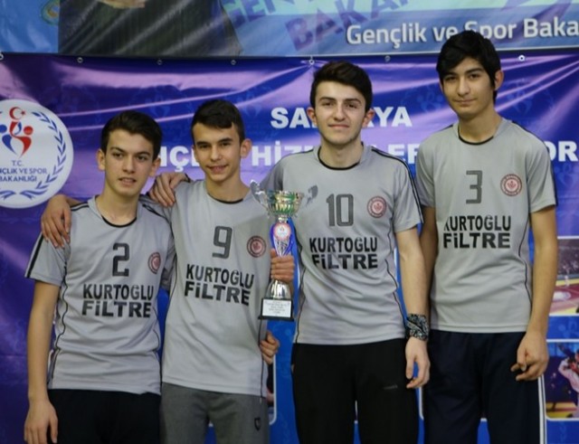Masa tenisinde kupa Sevinci