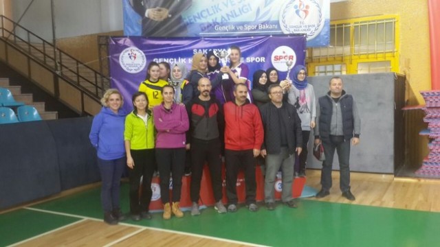 Masa tenisinde kupa Sevinci