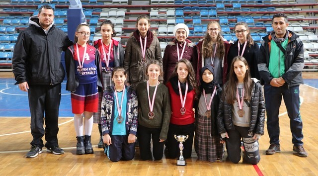 Yıldız Kızlarda Şampiyon Söğütlü Akarca