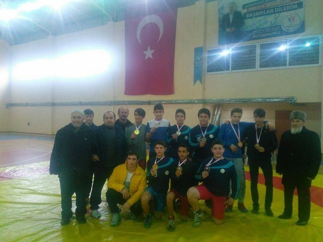 Küçükler Güreş Turnuvası sonaerdi