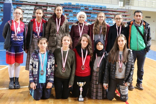 Yıldız Kızlarda Şampiyon Söğütlü Akarca