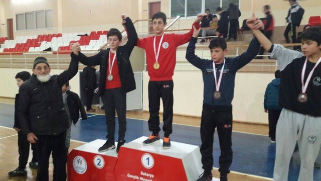 Küçükler Güreş Turnuvası sonaerdi