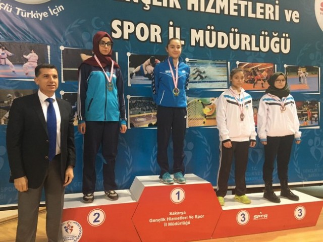 Okullu Karateciler Kürsüde