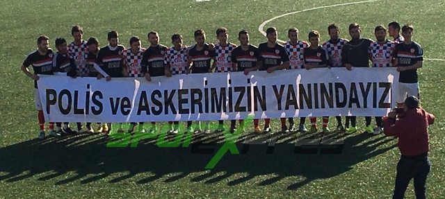 Futbolculardan Anlamlı Pankart