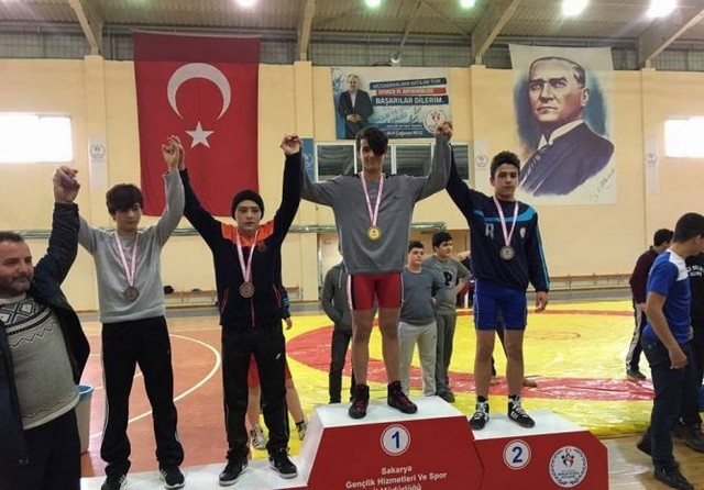 Küçükler Güreş Turnuvası sonaerdi