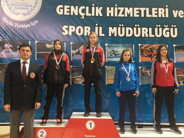 Okullu Karateciler Kürsüde