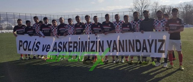 Futbolculardan Anlamlı Pankart