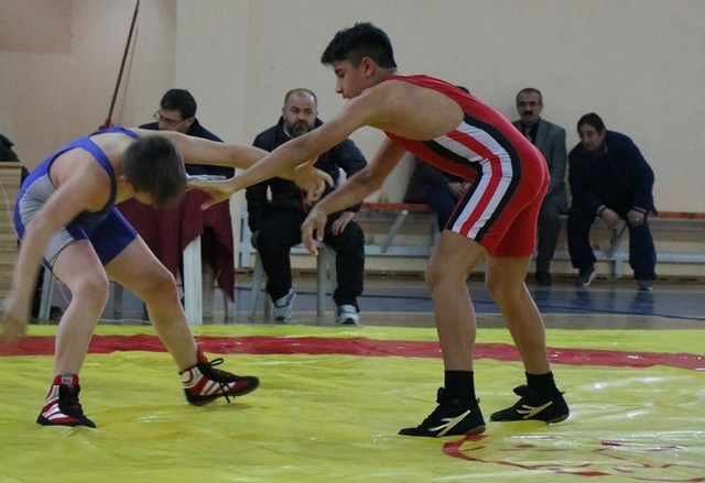 Küçükler Güreş Turnuvası sonaerdi
