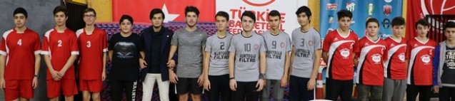 Masa tenisinde kupa Sevinci