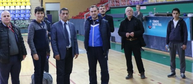 Masa tenisinde kupa Sevinci