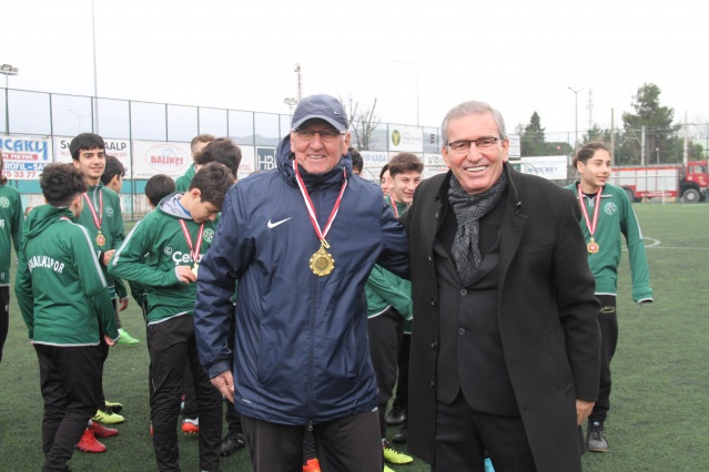 Harmanlıkspor kupaları topladı