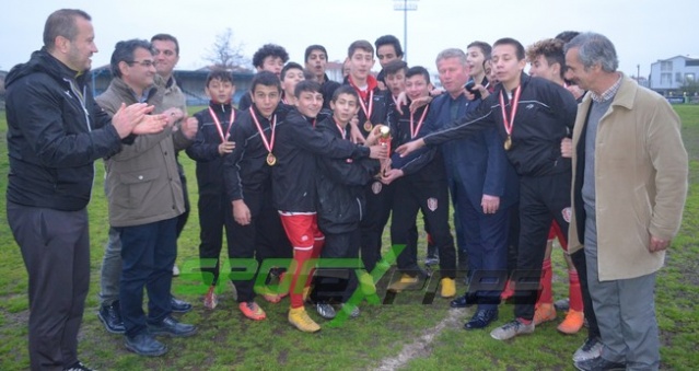 U14’de Şampiyonlar kupalarını aldı