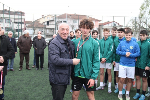 Harmanlıkspor kupaları topladı