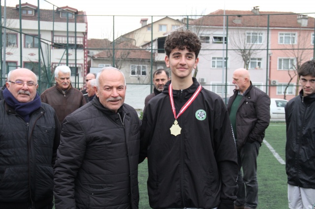 Harmanlıkspor kupaları topladı
