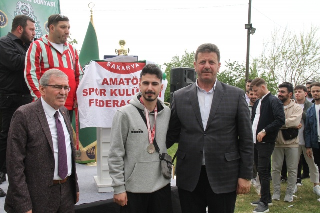 Pazarköy Eğitimspor şampiyonluk kupasını aldı