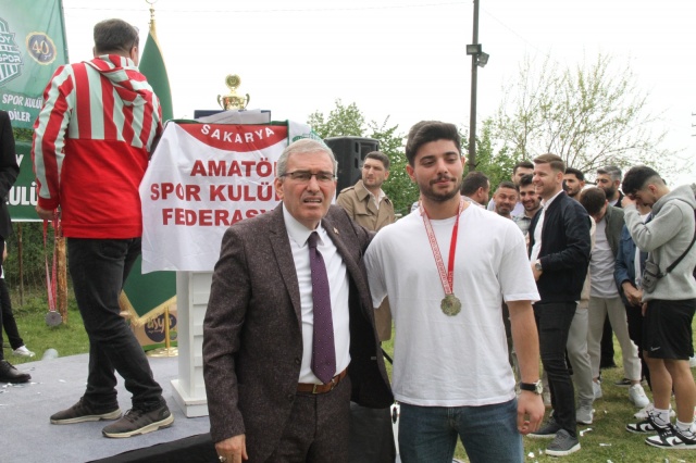 Pazarköy Eğitimspor şampiyonluk kupasını aldı