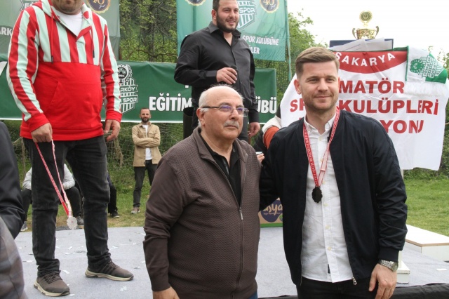 Pazarköy Eğitimspor şampiyonluk kupasını aldı