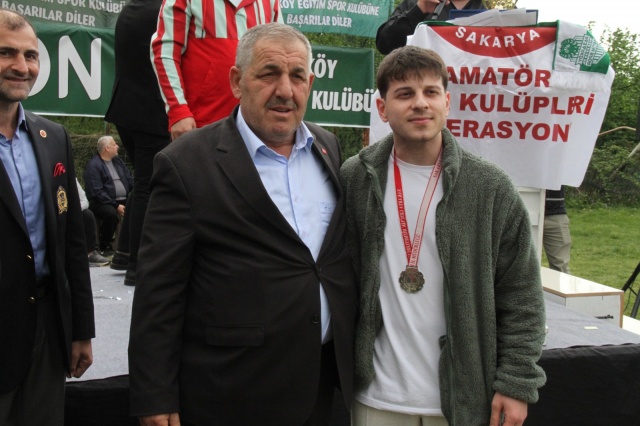 Pazarköy Eğitimspor şampiyonluk kupasını aldı