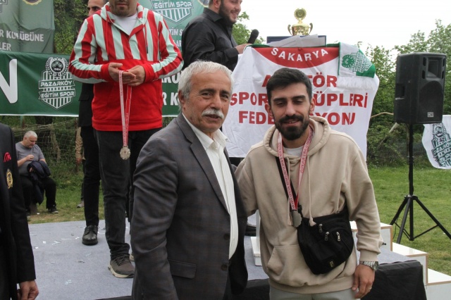 Pazarköy Eğitimspor şampiyonluk kupasını aldı