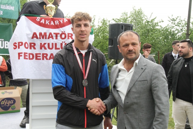 Pazarköy Eğitimspor şampiyonluk kupasını aldı