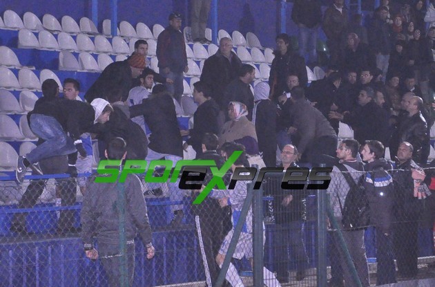 Adapazarısporlu futbolcular tribünlere saldırdı