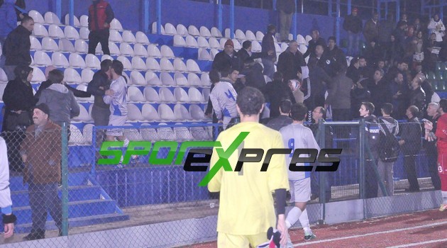 Adapazarısporlu futbolcular tribünlere saldırdı