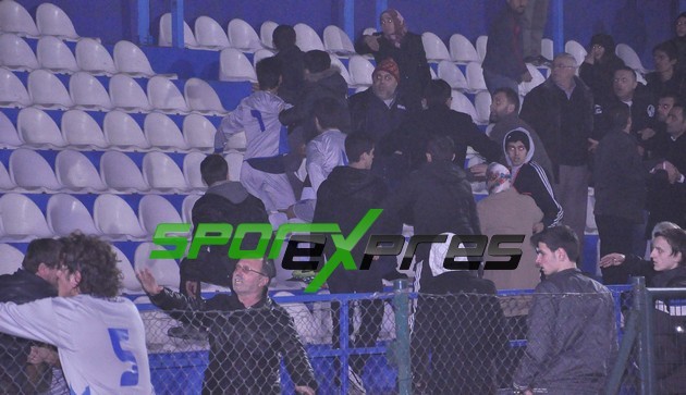 Adapazarısporlu futbolcular tribünlere saldırdı
