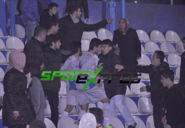 Adapazarısporlu futbolcular tribünlere saldırdı