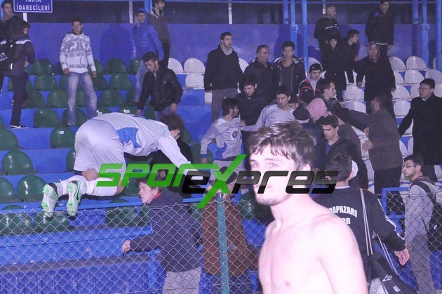 Adapazarısporlu futbolcular tribünlere saldırdı