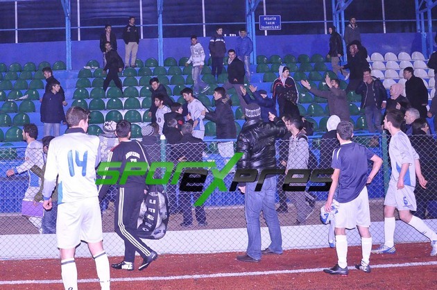 Adapazarısporlu futbolcular tribünlere saldırdı